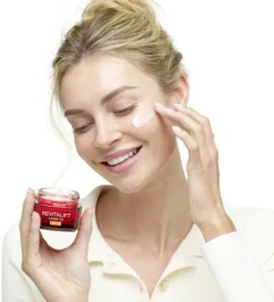 Laser X3 Dreifach-Power Anti-Age Pflege Tag LSF25 15 Laser X3 Dreifach-Power Anti-Age Pflege Tag LSF25 -Catrice Cosmetics Geschäft MAM 8761911 SHOP IMAGE 1.4